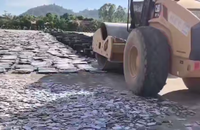 缅甸亚太：警方用压路机销毁了从网络诈骗窝点缴获的2万多部手机和3000台电脑