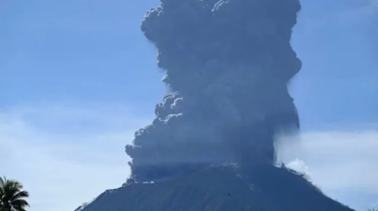 印尼伊布火山两度喷发 灰柱高达七公里