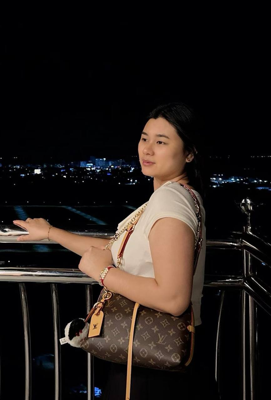 伦邦大厦 2栋9楼这个贱逼小三名叫小麦和中国人小组长 #阿升 搞在一起，蛇蝎心肠的毒妇，