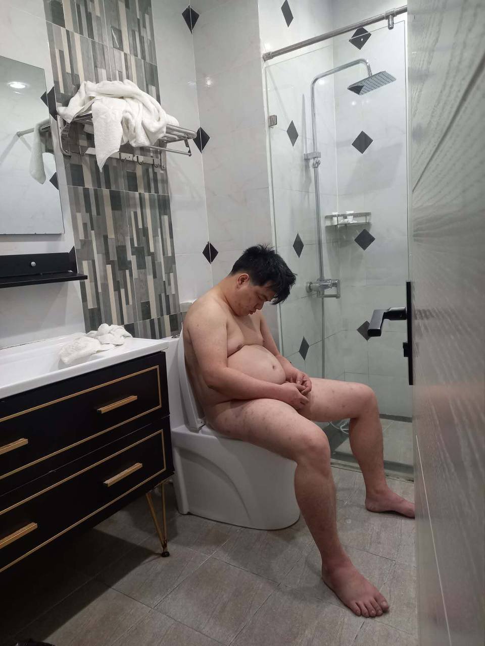 现在的人真是一点逼脸都不要了，发生地点柬埔寨财通的酒店，什么酒店我就不说了，因为