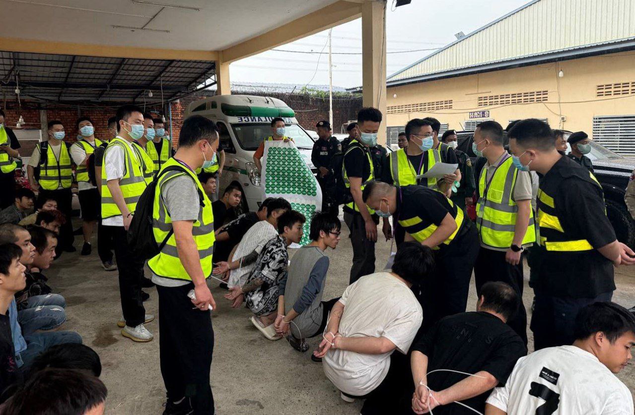 昨天，柬埔寨遣返323名涉诈中国公民 强化跨境电诈打击力度